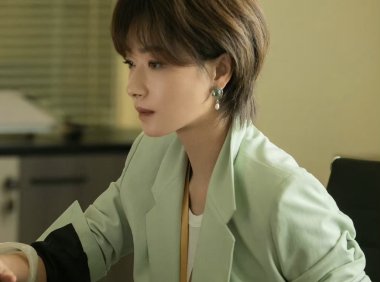 看到《正年》郑恩彩和《玫瑰的故事》万茜，才发现极短发女生有多帅气迷人