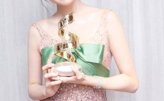 古力娜扎最新写真颜值爆表，看她背后的魅力的穿搭密码！