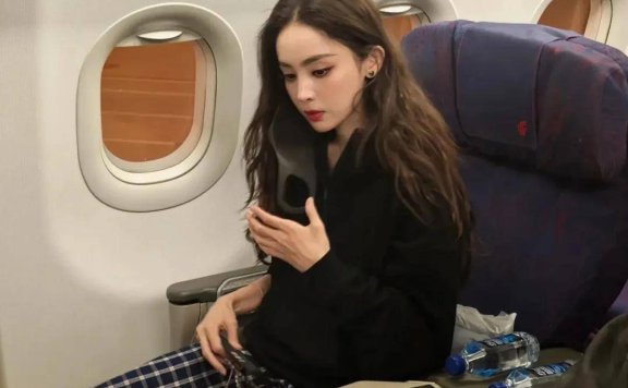 机场偶遇古力娜扎，五官立体脸很小，和普通人比气质就是不一样！