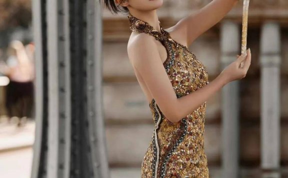 蓝盈莹穿金色露背旗袍在巴黎超美！曼妙身材太性感妖娆