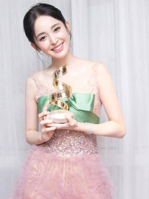 古力娜扎最新写真颜值爆表,看她背后的魅力的穿搭密码!