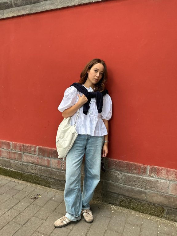 在CHANEL秀上发现的可爱女生,林冰 Laufey为什么成为乐坛新星又获品牌青睐?