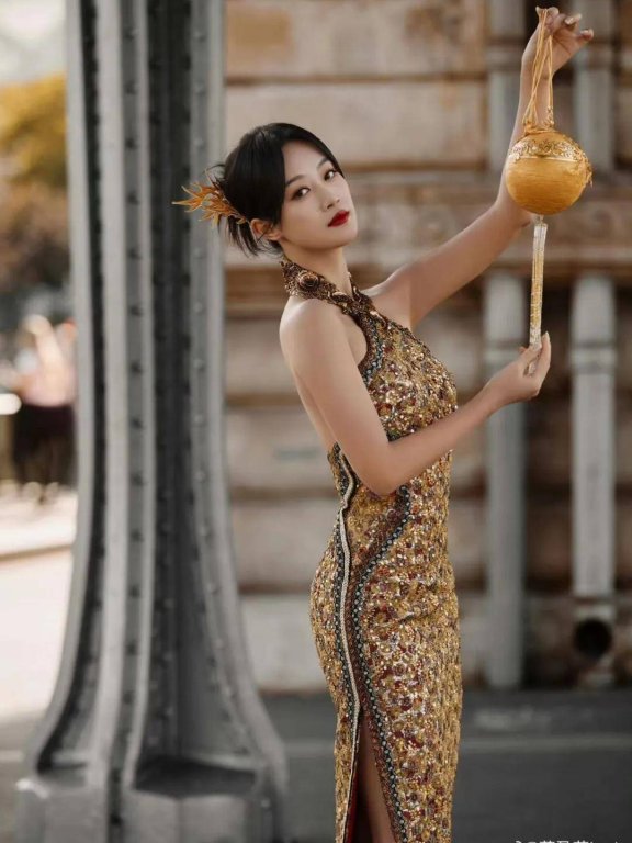 蓝盈莹穿金色露背旗袍在巴黎超美!曼妙身材太性感妖娆