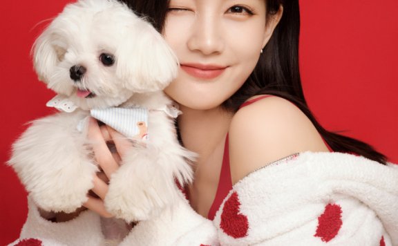 李一桐红色吊带装抱狗狗合照美图