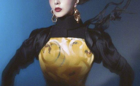 43岁范冰冰在国外真敢穿!真空穿西装展现撩人身材