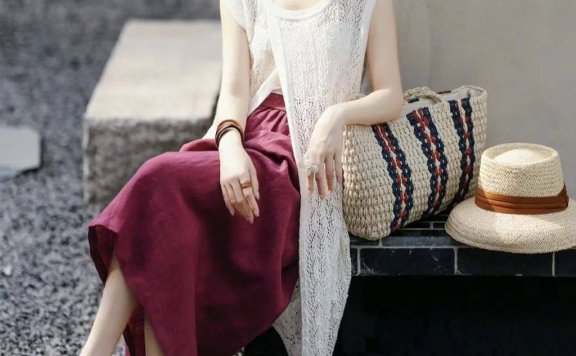 今年秋天最火的安可拉红色,搭配这4组颜色高级又经典!