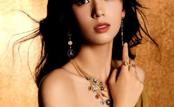 周也穿黄色裙装雍容华贵 气质独一档