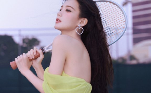 李一桐网球场绿色裙装运动好美