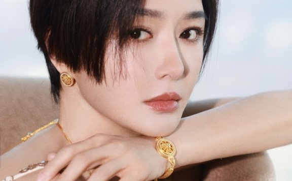 秦岚最新穿搭，越来越性感