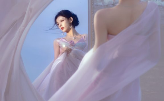 张予曦海边唯美写真 香肩微露美的像精灵
