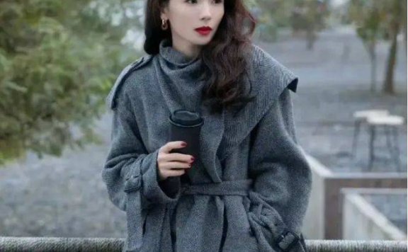 46岁刘涛新造型惊艳,人字纹大衣配骑士靴简约又高级