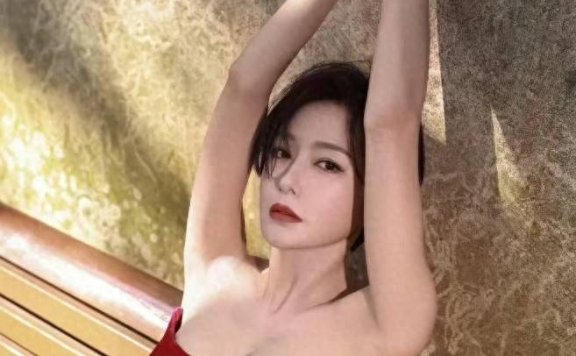 秦岚剪了短发像换个人！bobo头配低胸裙又飒又欲