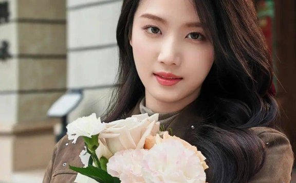 卢昱晓的美拉德色系穿搭:恬静优雅,笑容如花