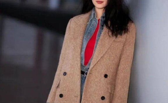 高圆圆穿搭启示:大衣搭配新风尚,时髦减龄不靠T恤搭配半身裙