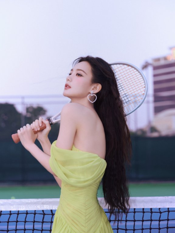 李一桐网球场绿色裙装运动好美