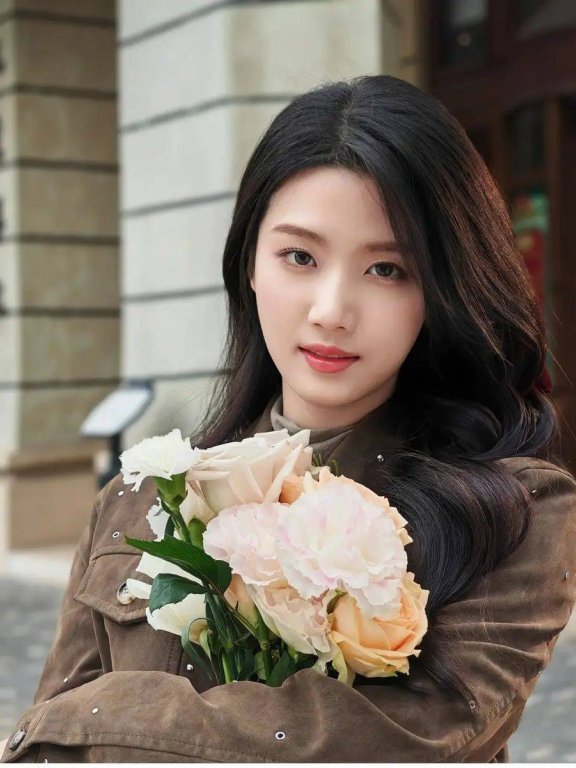 卢昱晓的美拉德色系穿搭:恬静优雅,笑容如花