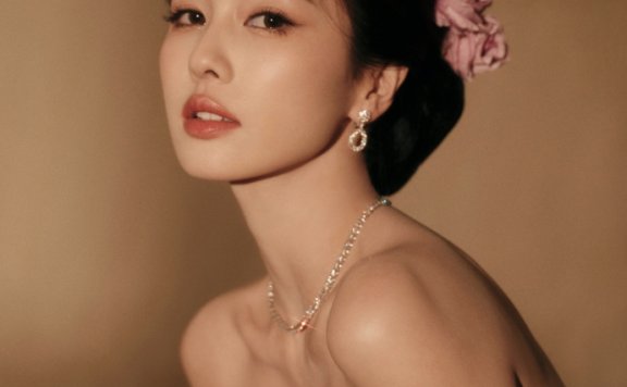 白鹿身穿 Viktor & Rolf 2017 春夏高级定制系列抹胸礼服搭配 Chopard 珠宝即将亮相微博之夜