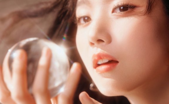 卢昱晓穿金色低胸裙装 性感迷人