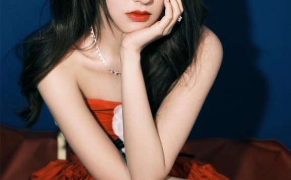 程潇穿艳丽红裙秀美腿参加新浪时尚风格大赏