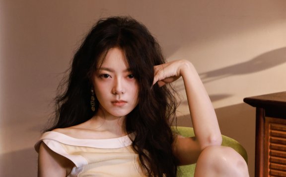 赵今麦《ELLE》杂志2月刊时尚封面造型