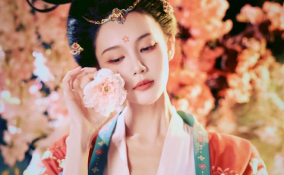 李一桐国风美拍,不知花美还是人更美