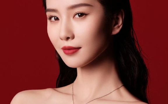 刘诗诗任Qeelin全球品牌代言人,新年红穿搭优雅迷人