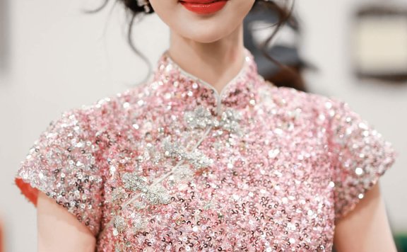 毛晓彤蛇年央视春晚备播录制穿搭，绝美好甜