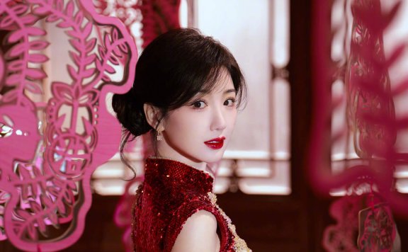 毛晓彤新春穿搭：愿吉祥如意?百年顺遂? ​