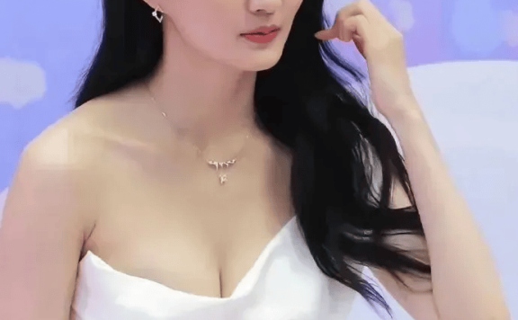 徐璐不愧是“大璐璐”,抹胸裙左右不对称,这布料真省!