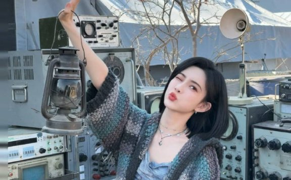 孟子义齐脖短发配“被子”,却意外个性又时尚