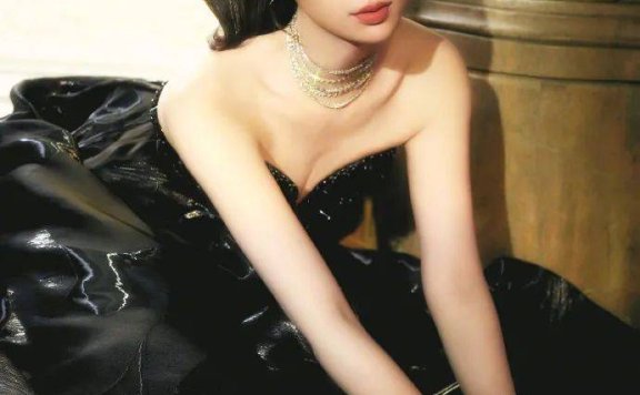 虞书欣穿着黑色抹胸衣裙露出事业线!魔鬼身材性感迷人