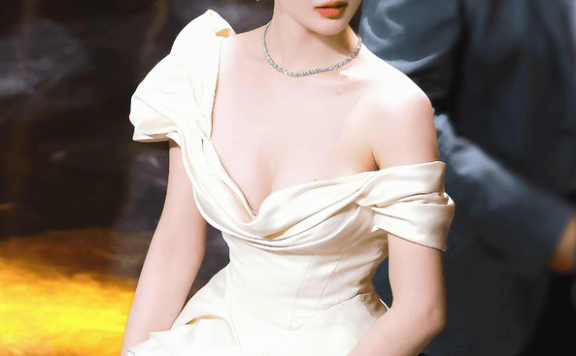 杨超越身材有多好？好奶好白好嫩，超有料！