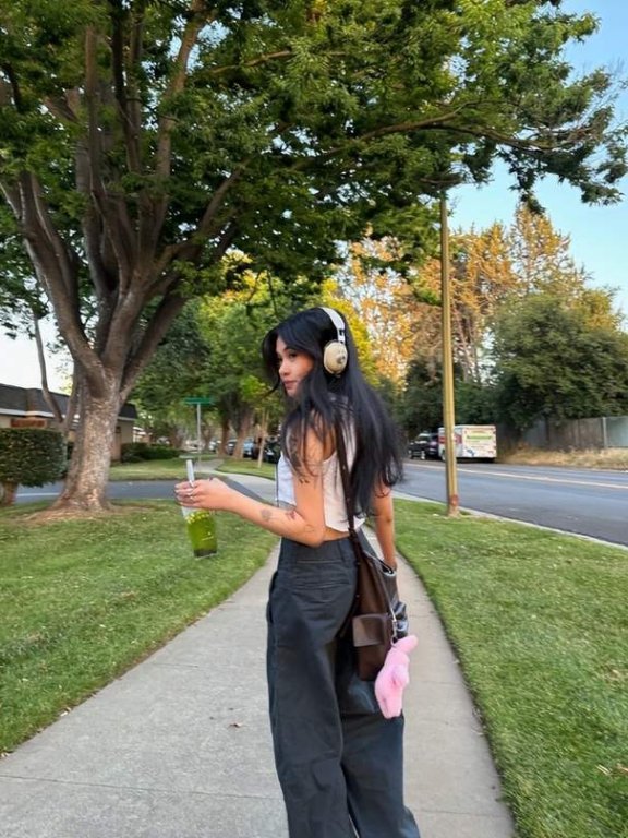 辣妹博主pameluft：亚裔风情混搭废土y2k，时尚新宠