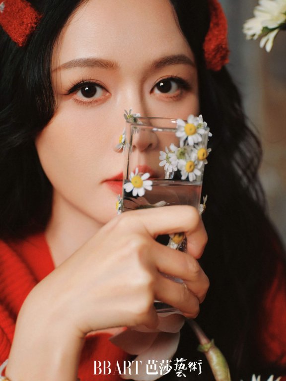 陈乔恩芭莎艺术2025一月封面,美的娇俏可爱