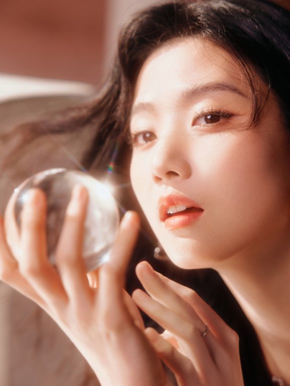 卢昱晓穿金色低胸裙装 性感迷人