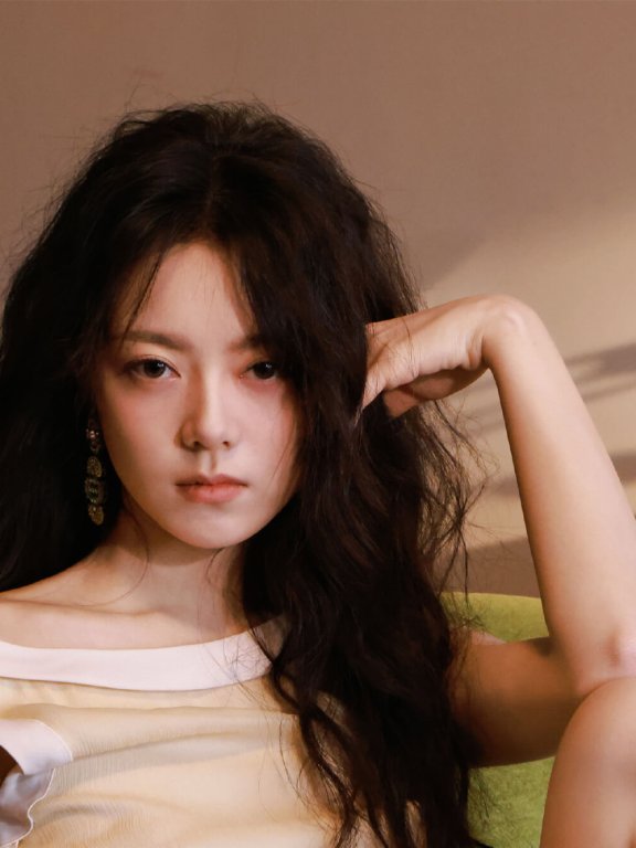 赵今麦《ELLE》杂志2月刊时尚封面造型