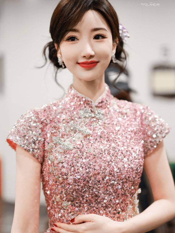 毛晓彤蛇年央视春晚备播录制穿搭,绝美好甜