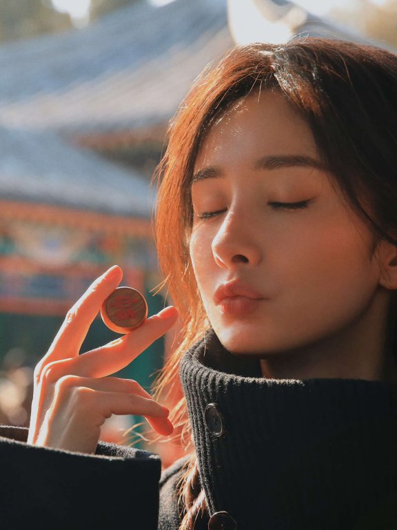 杨幂蛇年新春壁纸,双麻花辫新年京味大片