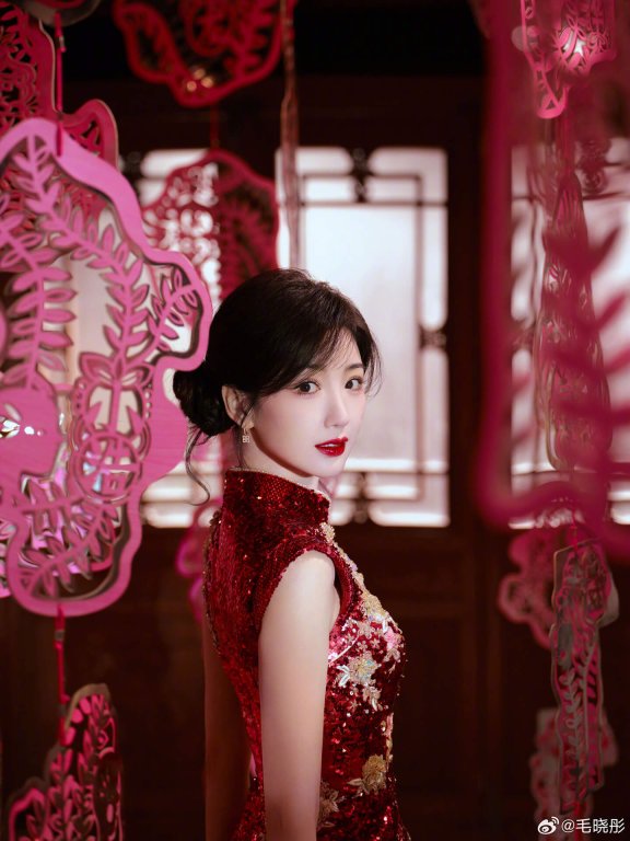 毛晓彤新春穿搭:愿吉祥如意?百年顺遂? 