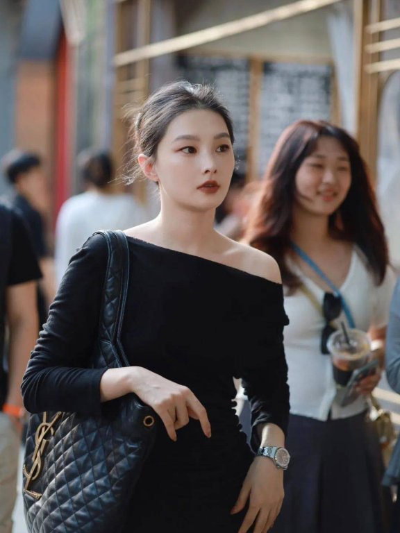 街拍:风韵十足的美女个个都是时髦美丽,散发着耀眼的魅力