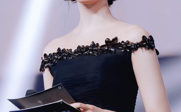 林允儿最新甜美穿搭:小鹅脸颊比心一级甜