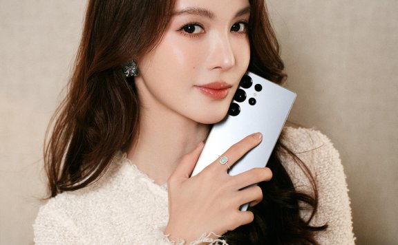 金晨优雅回归,穿白色毛衣妩媚动人