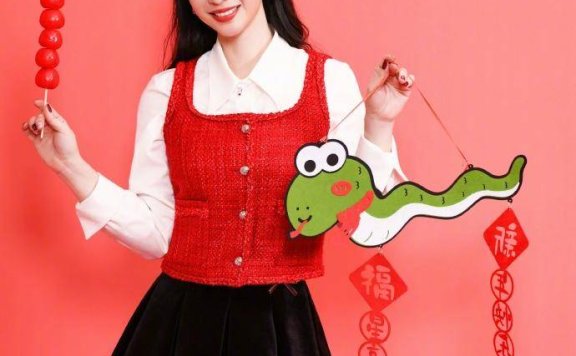 44岁柳岩新春穿搭洋溢青春活力,一抹红唇吸睛美回18岁