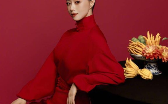 华妃蒋欣穿中式复古风红裙送上新春祝福，灵动又迷人！