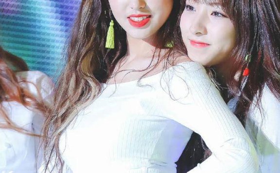 程潇露肩针织衫配短裤,整体造型青春又时尚!