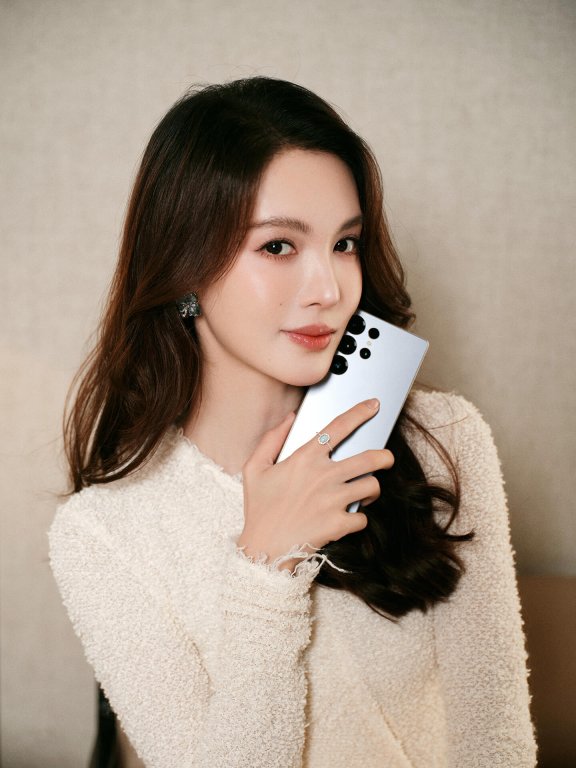 金晨优雅回归,穿白色毛衣妩媚动人