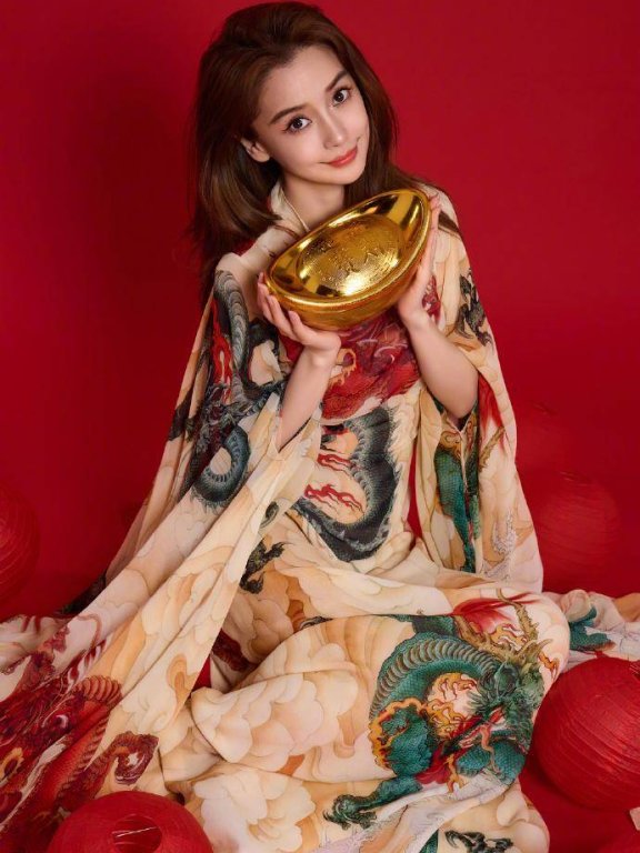杨颖穿东方韵味的长裙晒美照,许久不见消瘦不少