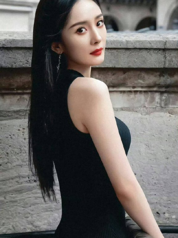 38岁杨幂身材好又会穿,一身黑色look加持,简单又性感