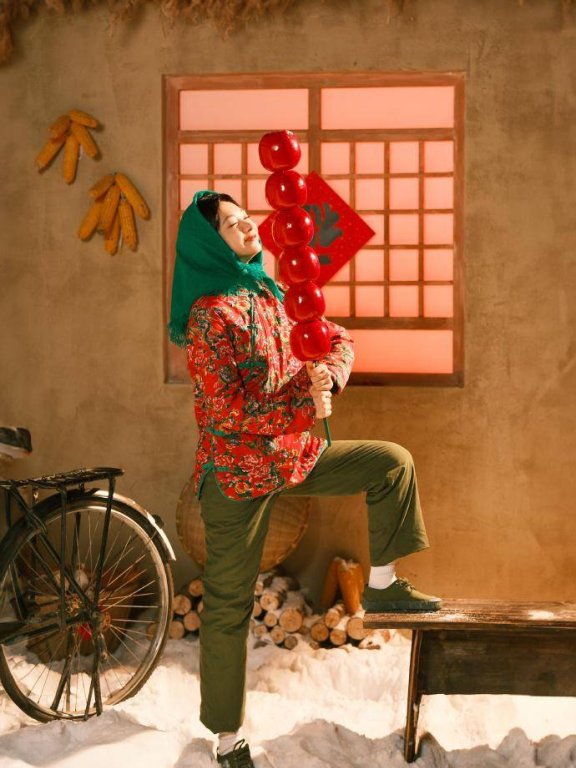 《异人之下》王影璐真敢穿,带绿色头巾配大花袄,却意外亲切
