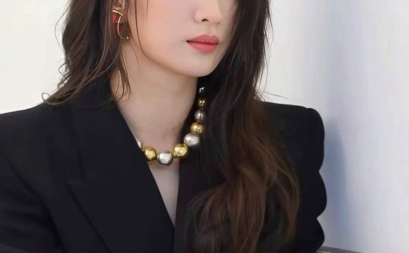 王楚然黑色西装搭配紫手套气场全开,时尚感爆棚太吸睛